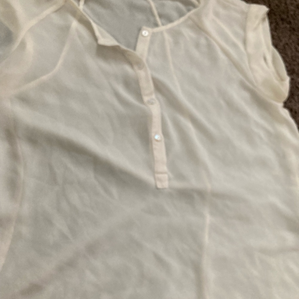 I am selling a short sleeve size medium shirt only been wore once.